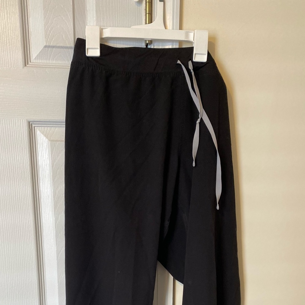 Livingston figs scrubs black size large
